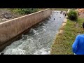 Tomando banho nas comportas da barragem