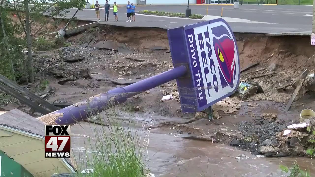 Flash flooding washes out roads in Michigan's upper peninsula - YouTube