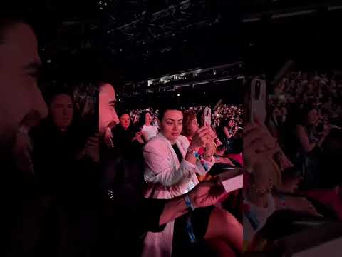 فاجئني بنص الحفلة بي تلفون