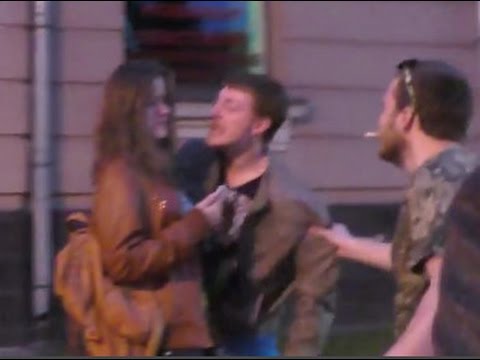 Видео: Пьяный нападает на своего партнера фаллоимитатором