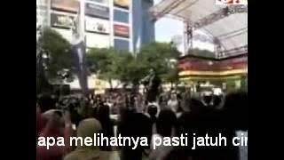 Download lagu Shalawat Cinta Ustad Jefri Al Bukhori with lyrics on screen