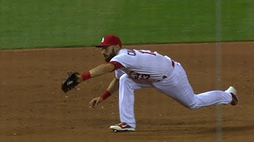CHC@STL: Carpenter dives for catch, tags bag for DP