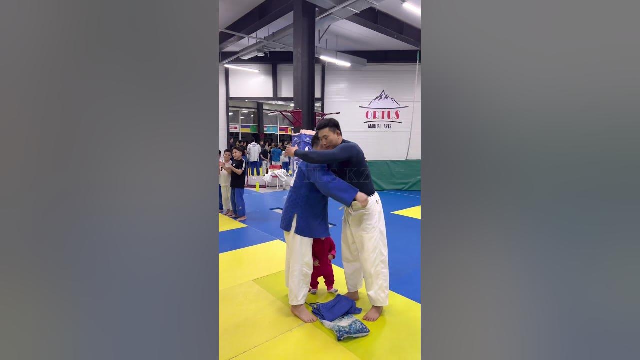 Бросок через бедро подбивом дзюдо
