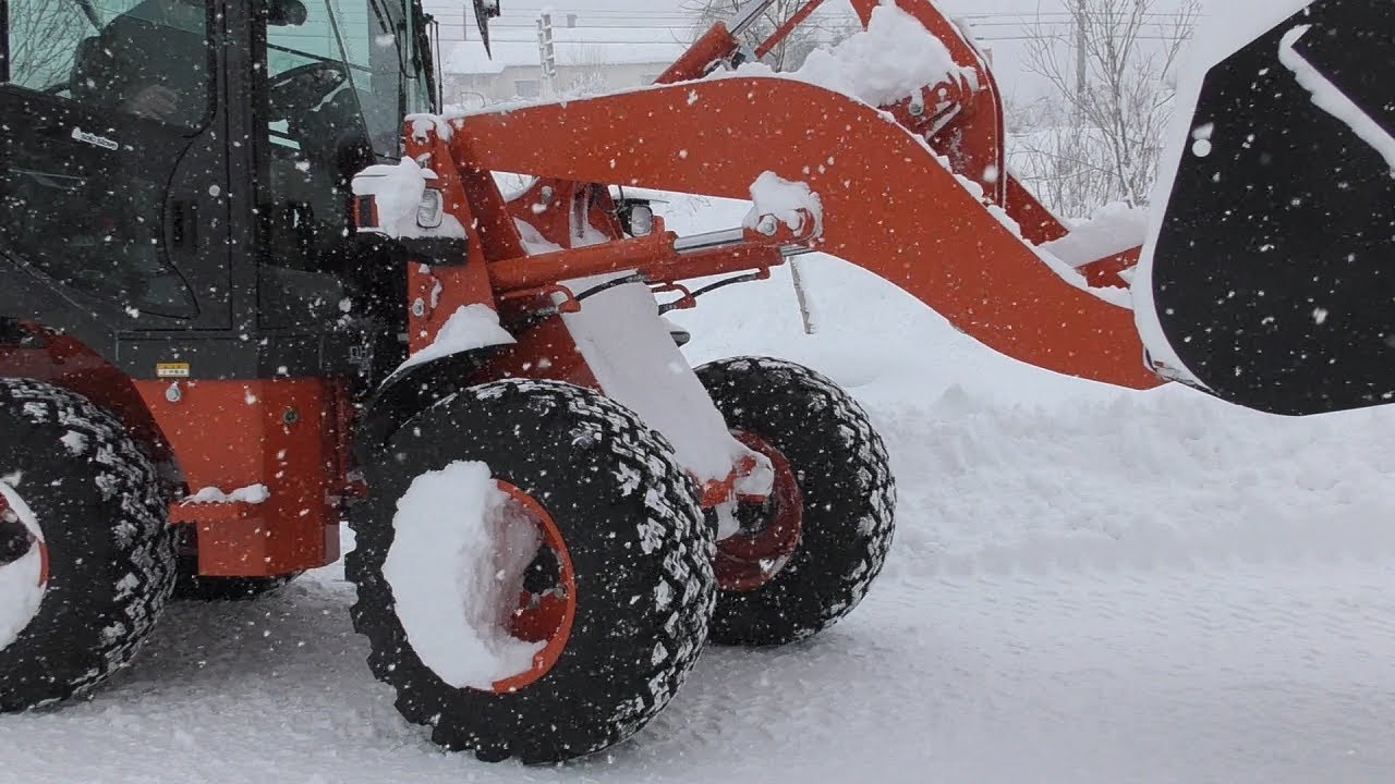ホイールローダー除雪45🌈 50センチ積もっても力強く前へ前へ ホイールローダー除雪45🌈 50センチ積もっても力強く前へ前へ
