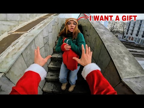 THIS COMPLETELY CRAZY GIRL STOLE SANTA'S PRESENTS (Christmas Parkour POV Funny)