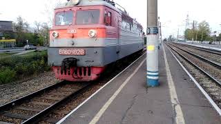 Два рабочих поезда и электровоз ВЛ60к-1826