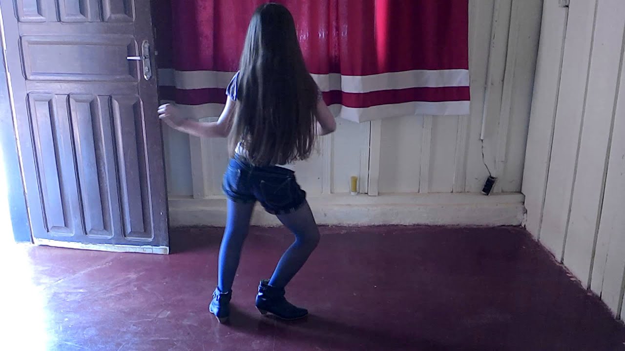 Show de arrocha - menina de 8 anos dançando - YouTube