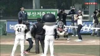 090405 Yuri & Seohyun (SNSD) opening a baseball game at Jamsil Stadium