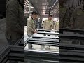 알루미늄 공장 노동자들은 경험을 통해 배우고 있으며, 휴식 시간 이후에도 일하고 있습니다. #trending