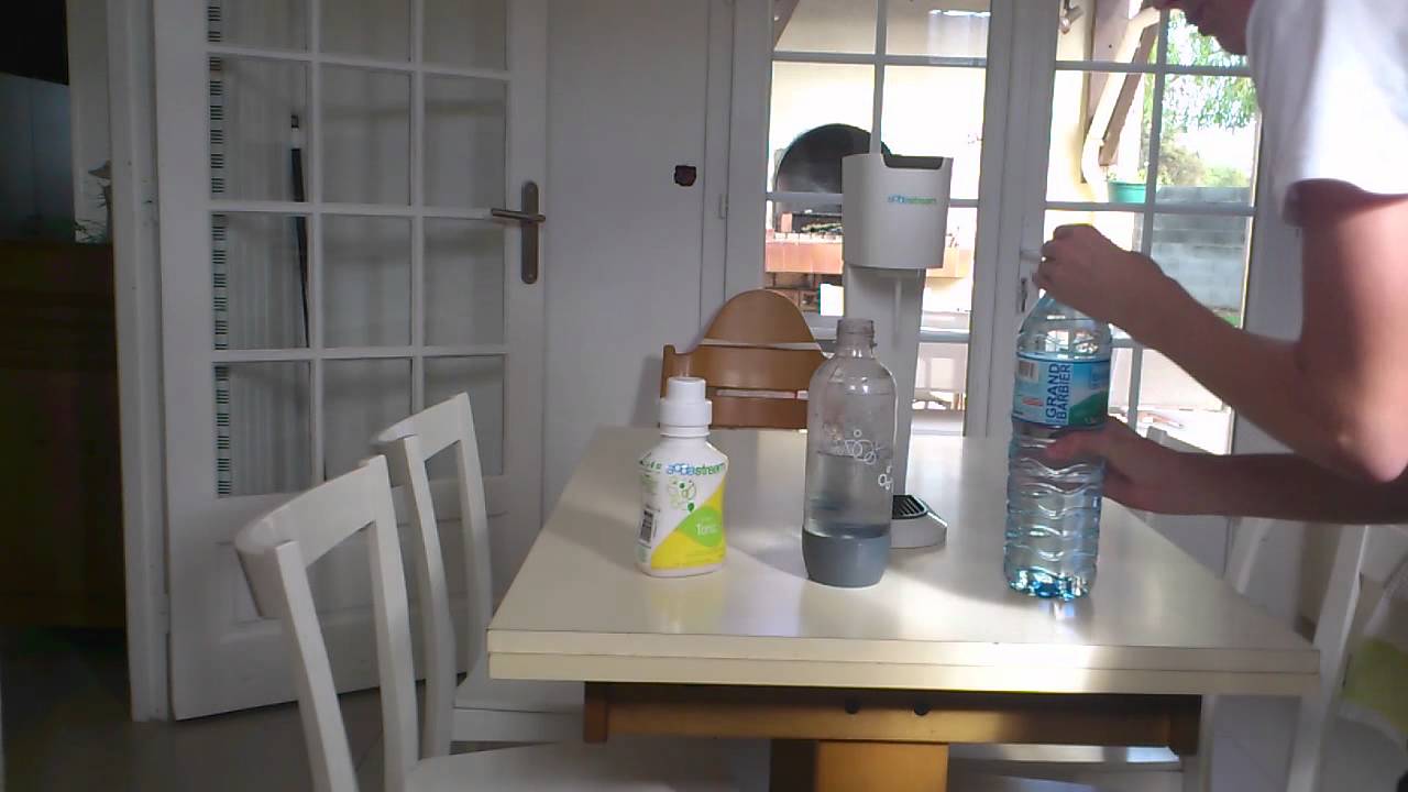 Faire de l'eau gazeuse - Préparer de l'eau à bulles - YouTube