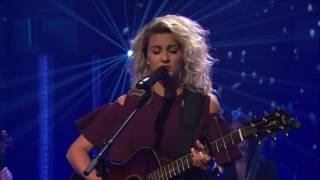 Video thumbnail of "Tori Kelly Performs Hallelujah | Late Night: Seth Meyers"