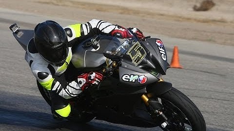 TrackDaz Buttonwillow 12/1/13 | 2006 GSXR-600 Chasing 2008 Yamaha R6 | Johnny5sWorld