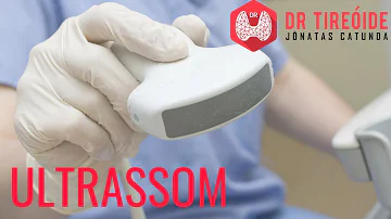 Qual o profissional que realiza a ultrassonografia?