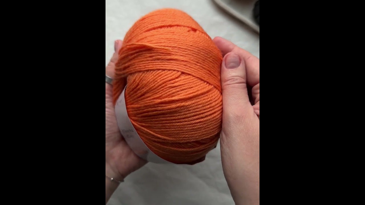 Такой яркий моток. Очень сочный цвет морковки