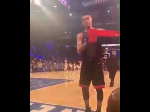 Knicks Fan tells Raptors Danny Green to move so he can see Cheerleaders