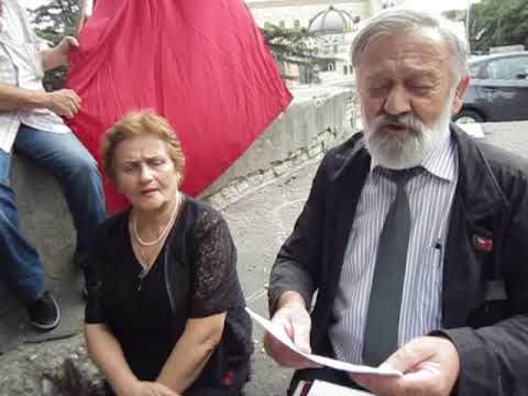 წმ. ილია მართლის საზოგადოების ბრიფინგი მერაბ კოსტავას ეზოში.