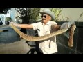 El señor Óscar Loya atrapó y mató a una víbora de cascabel de 2 metros