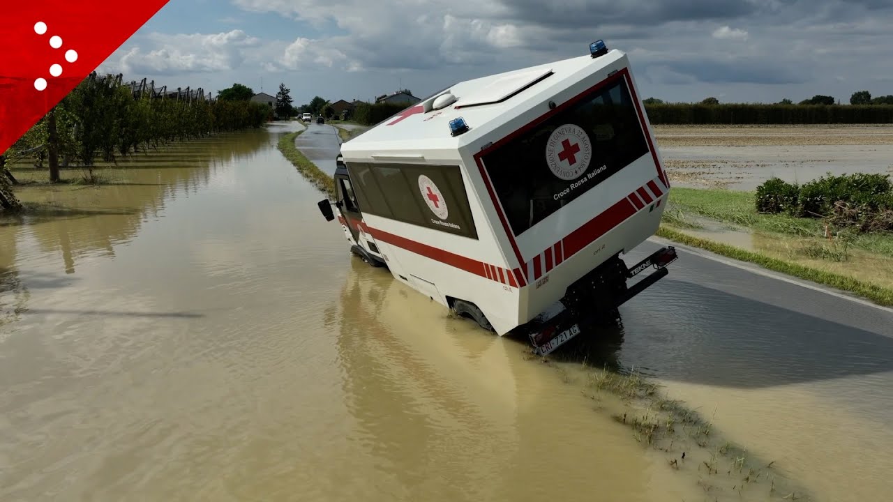 Alluvione a Bagnacavallo, mezzi della CRI sorpresi dalla furia dell'acqua