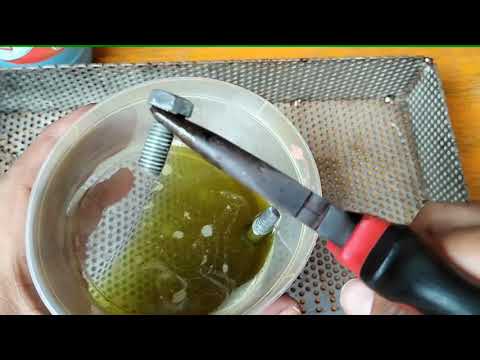 Video: Bagaimana cara menghilangkan karat pada baut manifold buang?