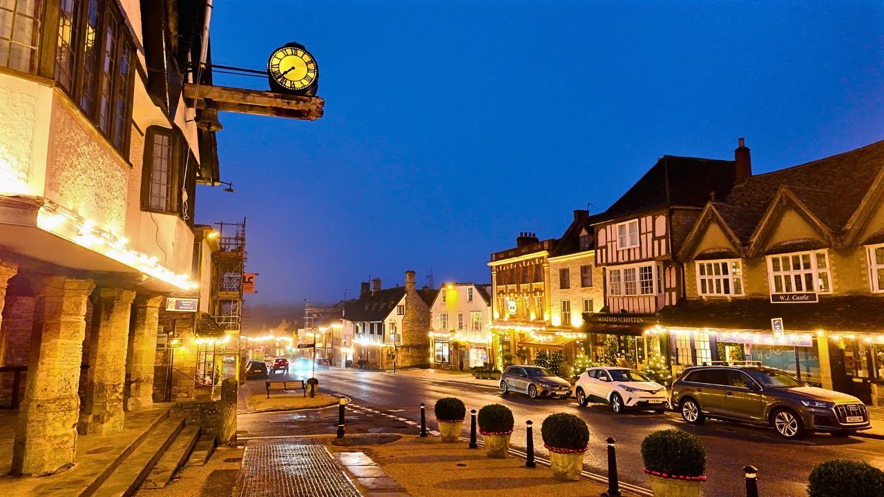 Foggy Christmas Morning in Burford 🎄 | Luxury Cotswolds Walk in 4K