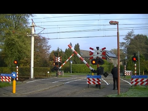 Spoorwegovergang IJsselstein // Dutch railroad crossing