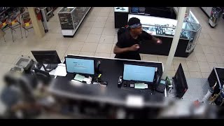 RAW VIDEO: Man pepper sprays pawnshop employees to steal jewelry with hammer
