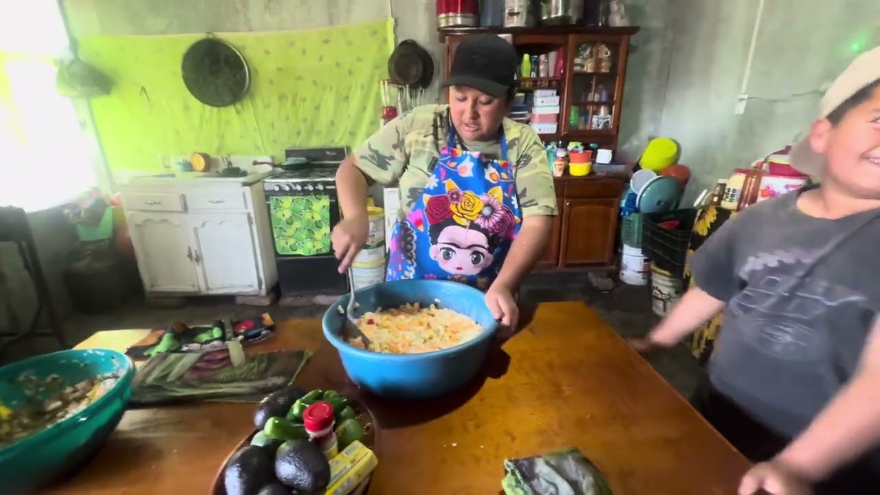 Hoy es cumpleaños de Chuyito y le ayude a Marukita hacer las salsas y una rica ensalada de frutas 