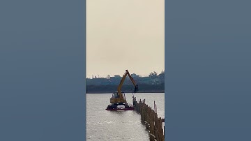 Máy xúc kobelco cùng anh em thợ lênh đênh trên sông ép cọc tre#mayxuc #nhacthieunhivuinhon#eẽcavator