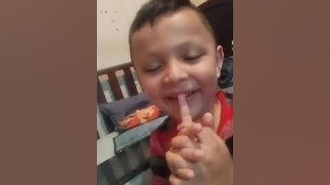 Broma a niño con filtro de ojos cerrados jaja