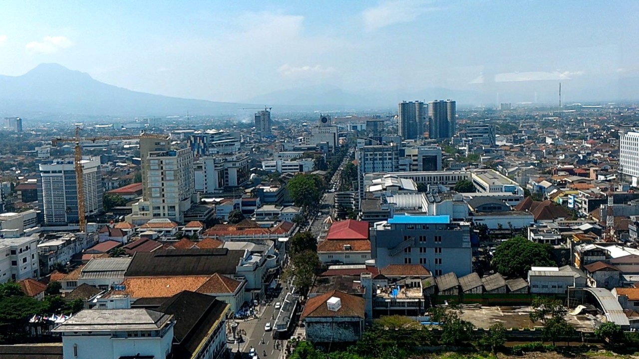 Pemandangan Kota Bandung Dari Menara Mesjid Agung Bandung Youtube