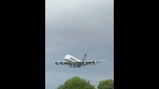 Majestic arrival of Singapore Airlines A380 in London