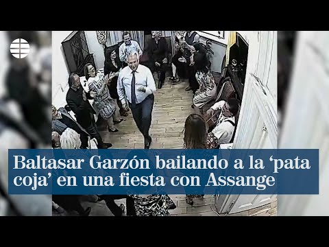 Baltasar Garzón bailando a la ‘pata coja' en una fiesta con Assange