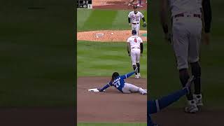Sonny Gray executes a stunning Vladimir Guerrero Jr. pickoff
