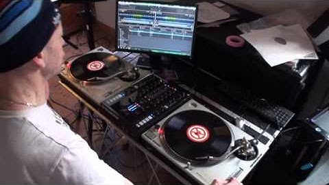 TRAKTOR KONTROL Z2 USING THE LOOP FUNCTION WITH VINYL