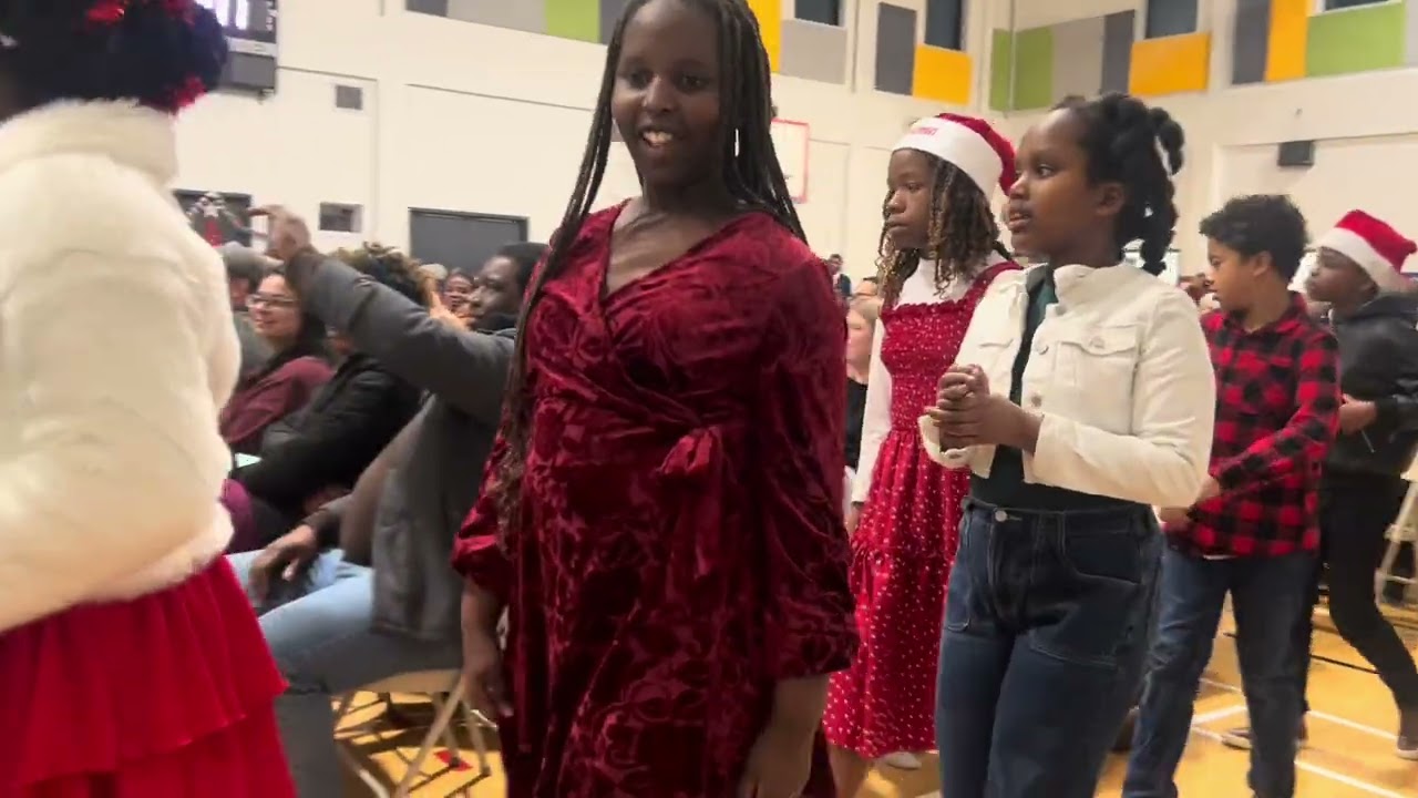 Concert de Noël 2025 école du Parc: Mumu et Shiki sont sur scène.