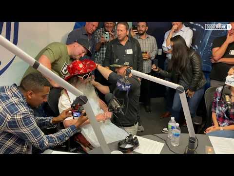 Dodgers' Justin Turner shaves Vic The Brick's beard during AM 570 Help-A-Hero Radiothon