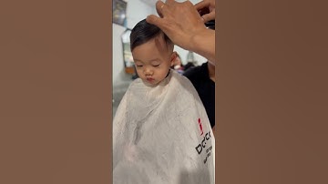 #shorts em bé ngồi cắt tóc cực ngoan