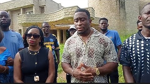 PRESIDENT DOE BUITEN BEZOCHTEN KINDEREN HET VERLATEN PAND VAN HUN OVERLEDEN VADER IN ZWEDRU GRAND...