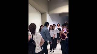 That moment when BamBam was looking for his manager, the girls walking by were all stunned. I don...