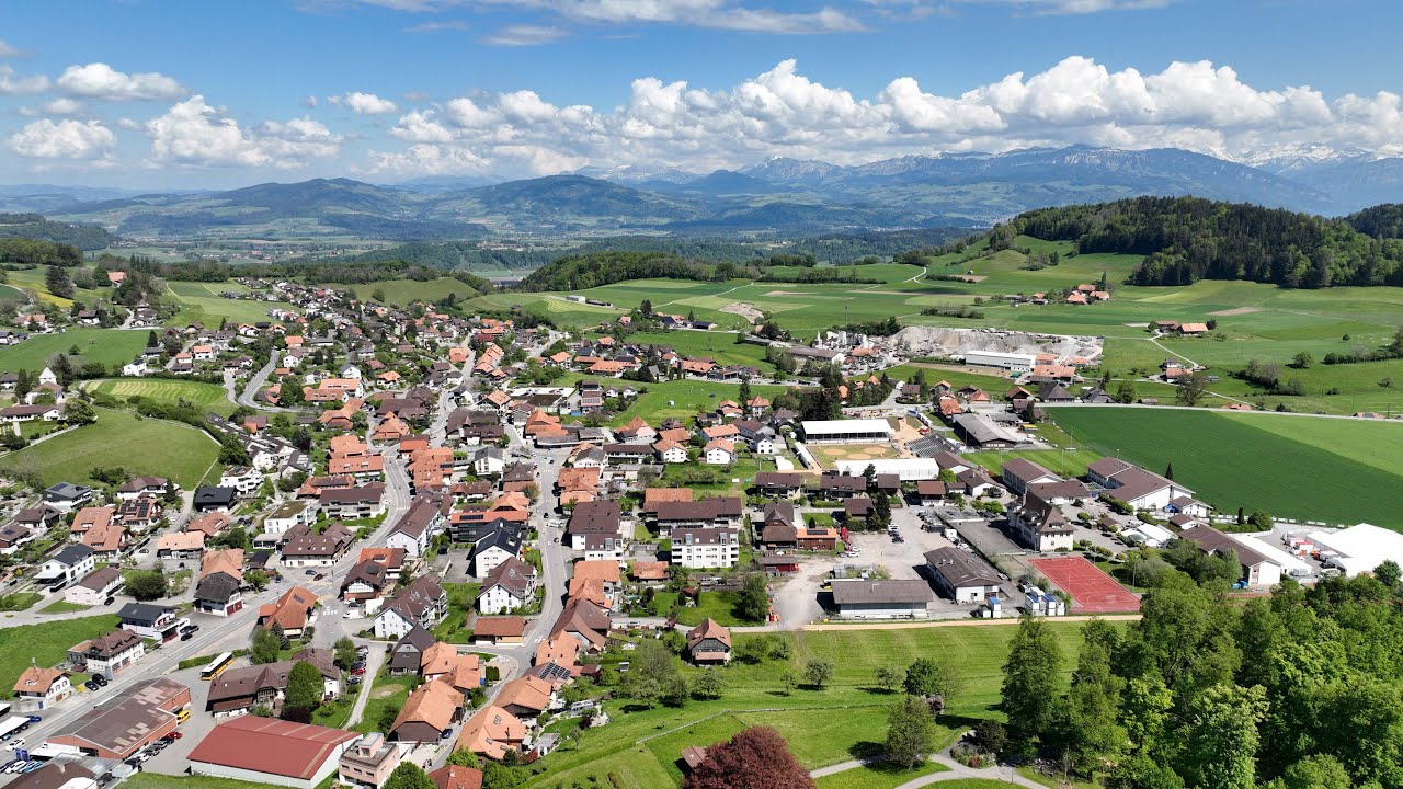 Riggisberg Alpaufzug mittel. Schwingfest 10. Mai 2024