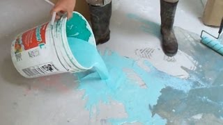 セルフレベリング下敷きを使用する前のコンクリートプライマーの塗布MapeiDIYMryoucandoityourself