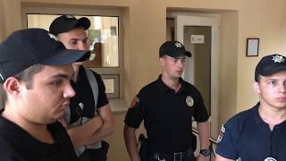 Верующих и духовенство УПЦ не впустили в свой храм Верующих и духовенство УПЦ не впустили в свой храм
