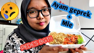 Makan ayam geprek level 3 sampai mau nangis  😭😭😵😵😵😭😲. 