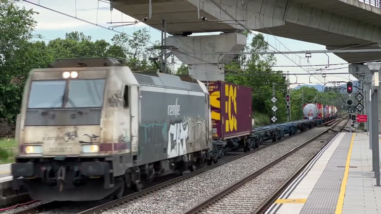 253.067 con TECO Granollers Centre - Portbou por Maçanet-Massanes.