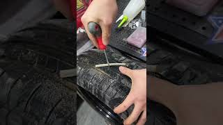 Así 🛞🚗 se repara un pinchazo en 2 pasos SIN complicaciones! ✅ Introduce el clavo reparador, aprieta