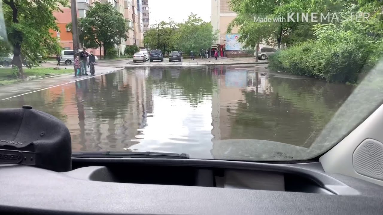 На стоянке поцарапали машину