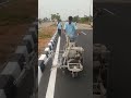este homem trabalha na rua com uma máquina de pintura e com motor a gasolina muito moderna