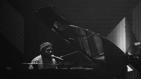 NDUDUZO MAKHATHINI - Amathambo [Live]