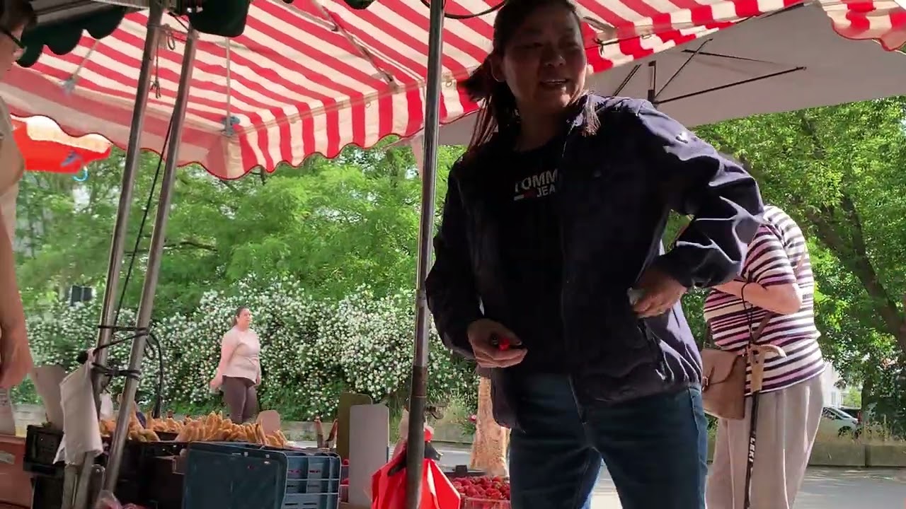 Xem bán Dâu tây 🍓 .Hai chị em gái xinh gái .Chợ quê .Toàn người Việt nam 🇻🇳 .Vui đáo để