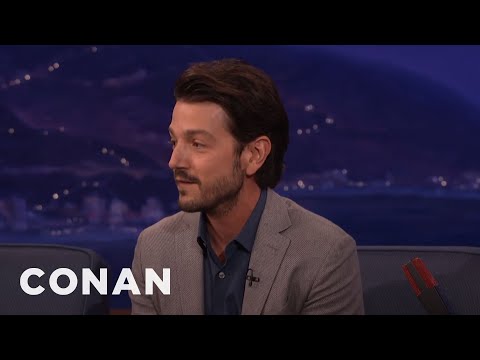 Video: Diego Luna Protestuoja Prieš Donaldo Trumpo Politiką